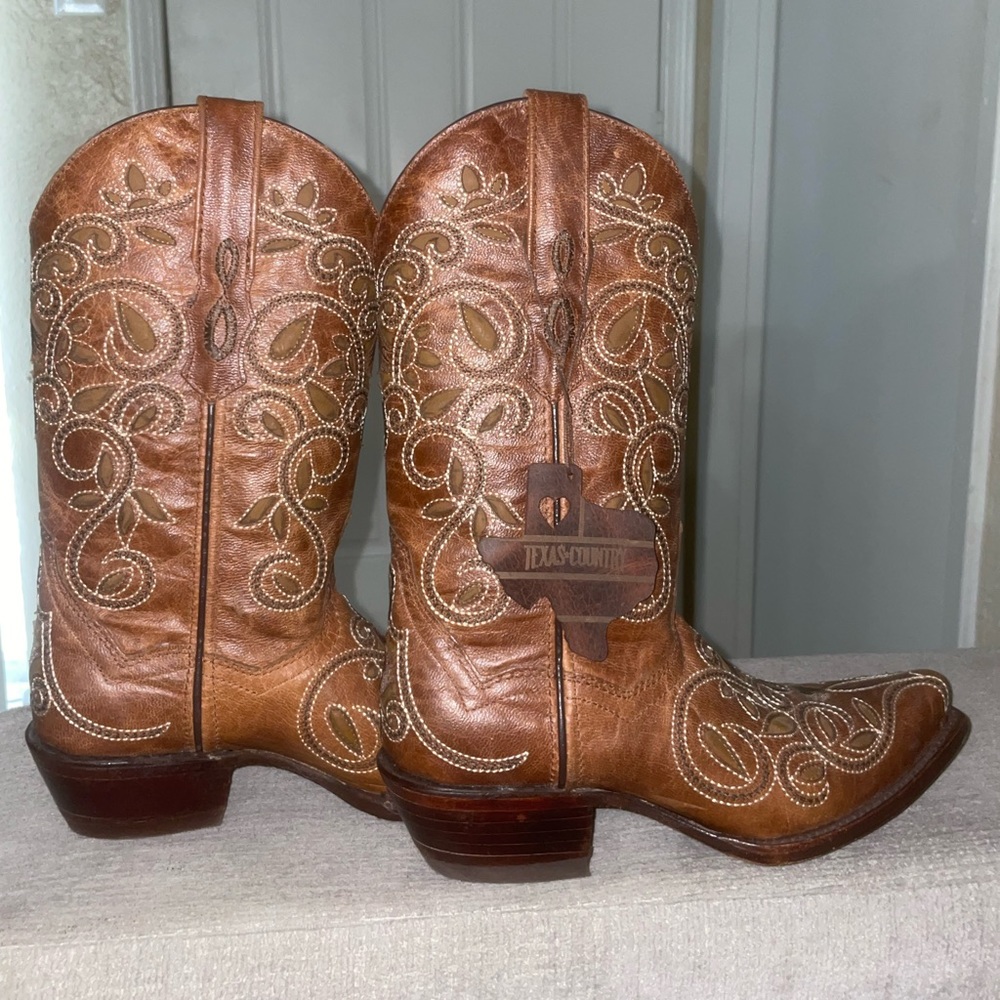 New Cowgirl Boots: Botas nuevas.